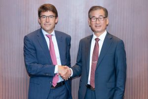 Airbus Helicopters CEO Bruno Even et KAI CEO Kang Goo-Young